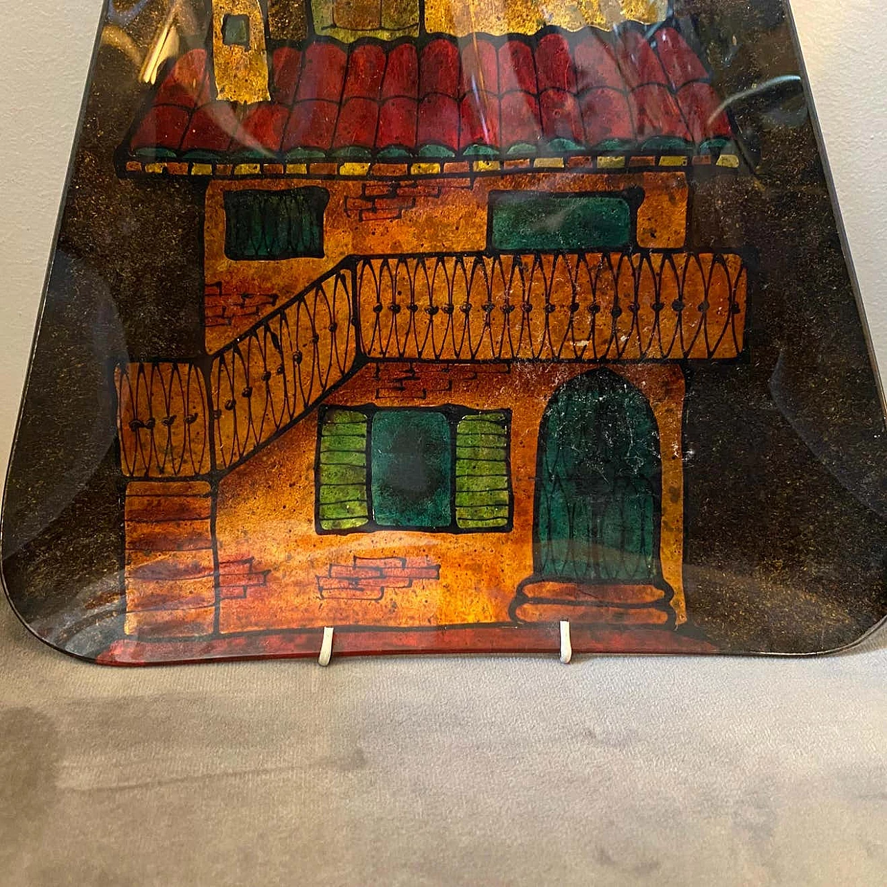 Coppia di piatti triangolari in vetro dipinti, anni '50 12