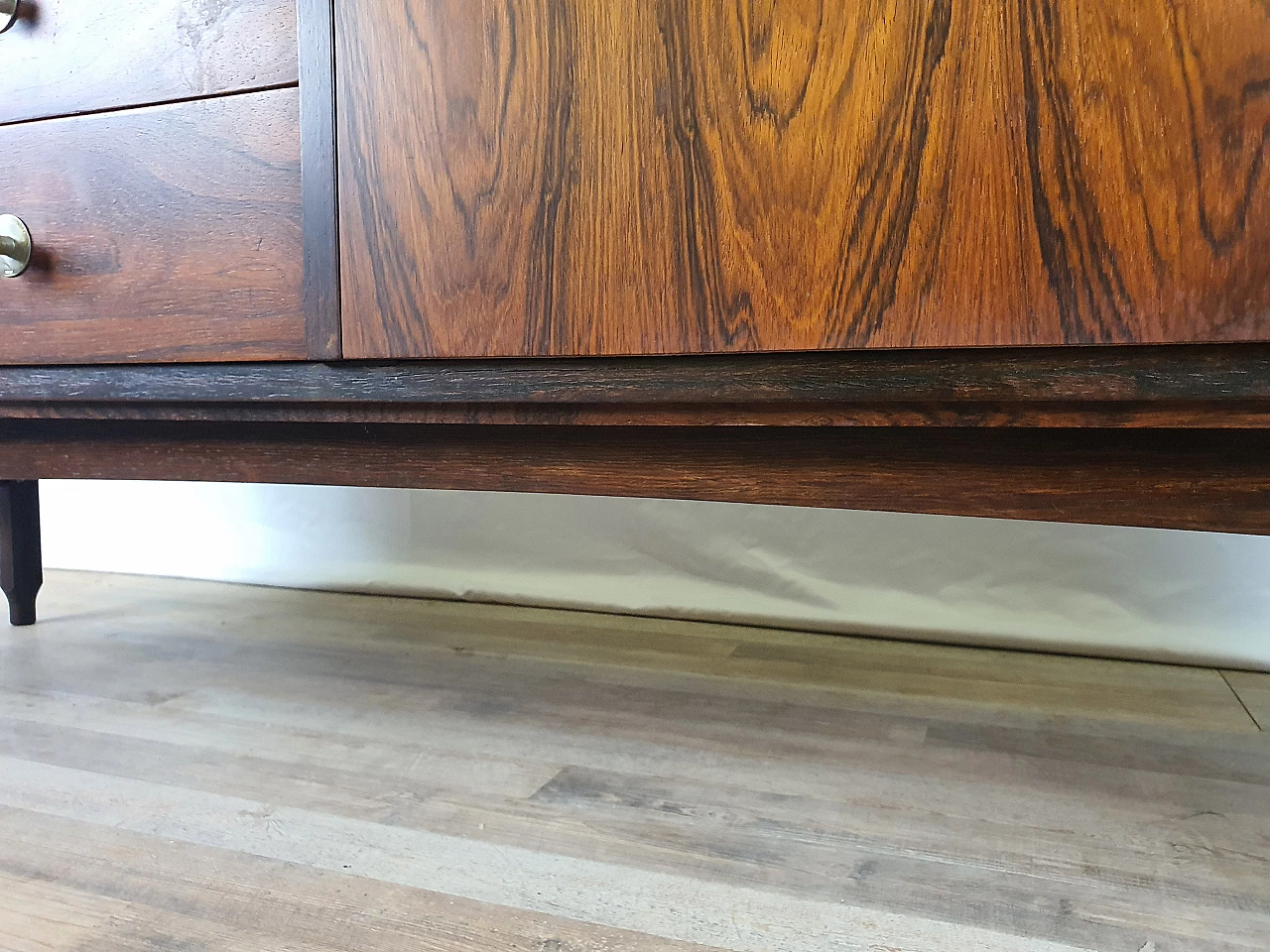 Credenza in palissandro stile scandinavo con ante scorrevoli di IMA Mobili, anni '70 38