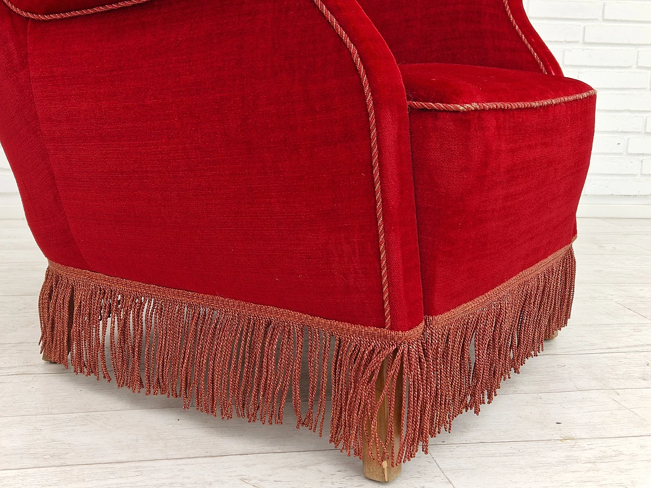 Poltrona danese con schienale alto in velluto rosso ciliegia, anni '60 14