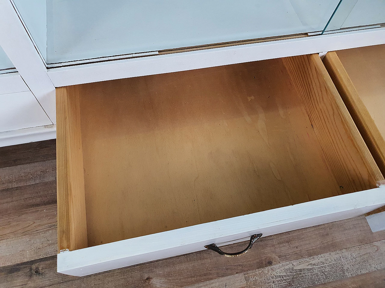 Credenza Shabby Chic in legno laccato bianco con piano specchiato, anni '20 30