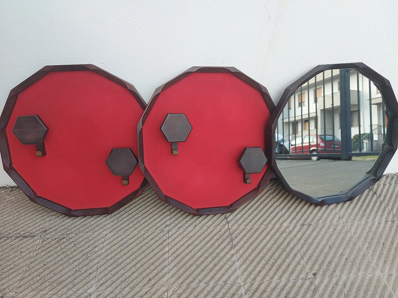 Pair of dodecagonal coat-stands and a mirror by Dino Cavalli for Tredici, 1960s 4