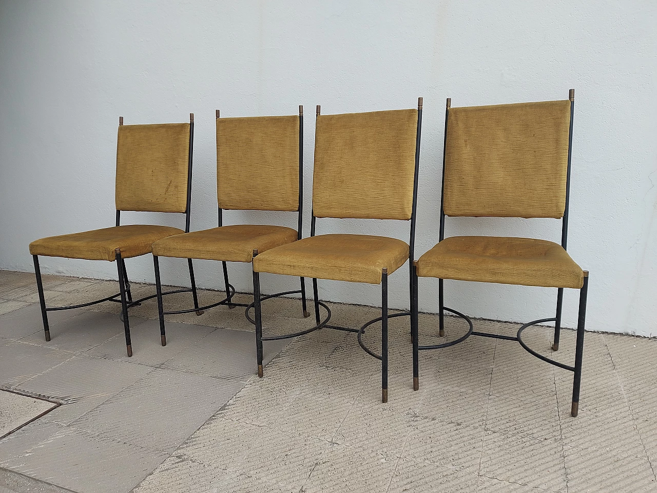 4 Sedie in ferro, ottone e velluto attribuite a Luigi Caccia Dominioni, anni '50 1