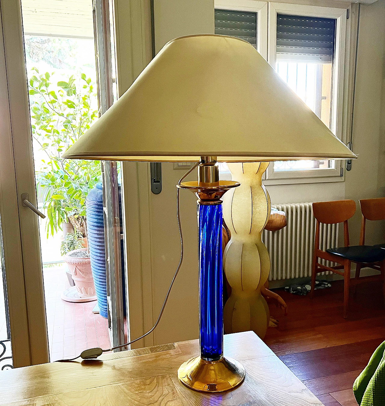 Lampada da tavolo in vetro blu e metallo dorato, anni '70 2