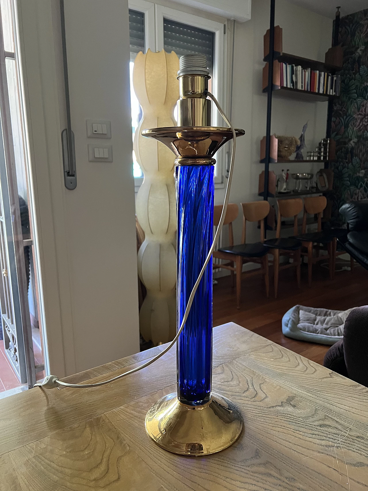 Lampada da tavolo in vetro blu e metallo dorato, anni '70 3