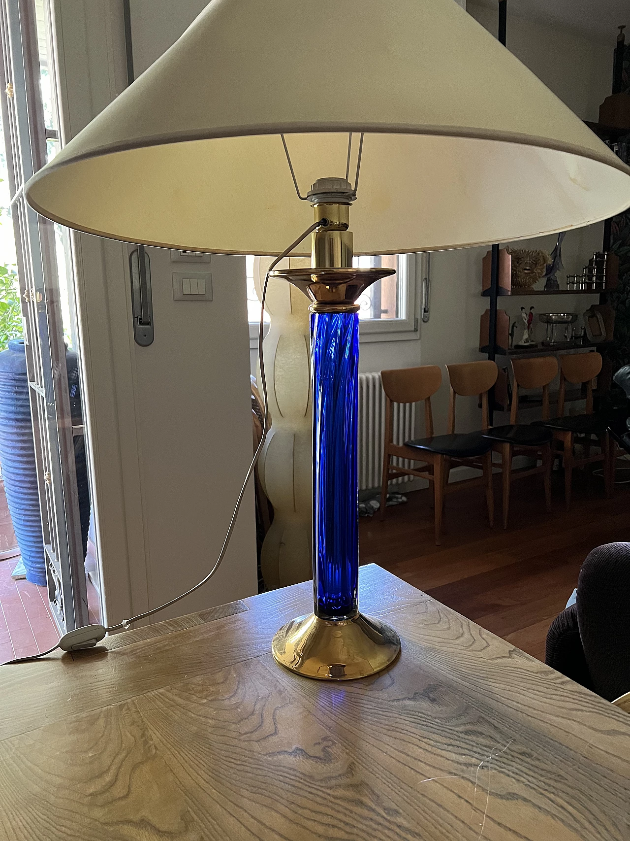 Lampada da tavolo in vetro blu e metallo dorato, anni '70 6