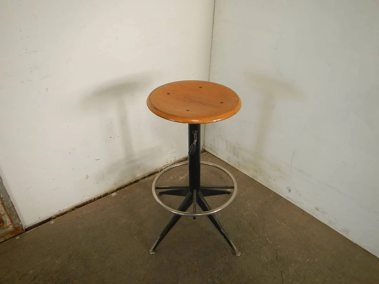 Sgabello regolabile in metallo con seduta in faggio, anni '70 1