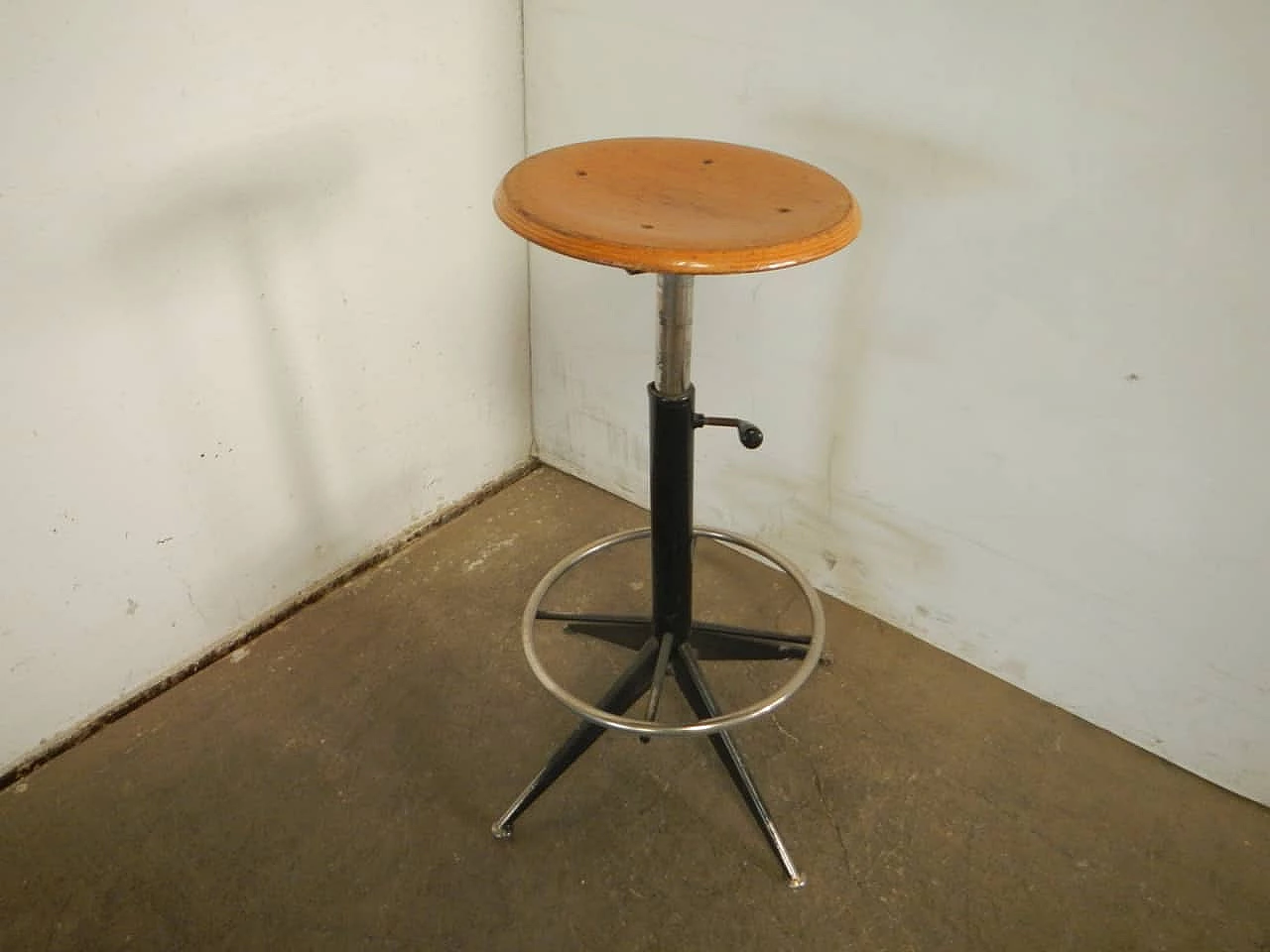 Sgabello regolabile in metallo con seduta in faggio, anni '70 2