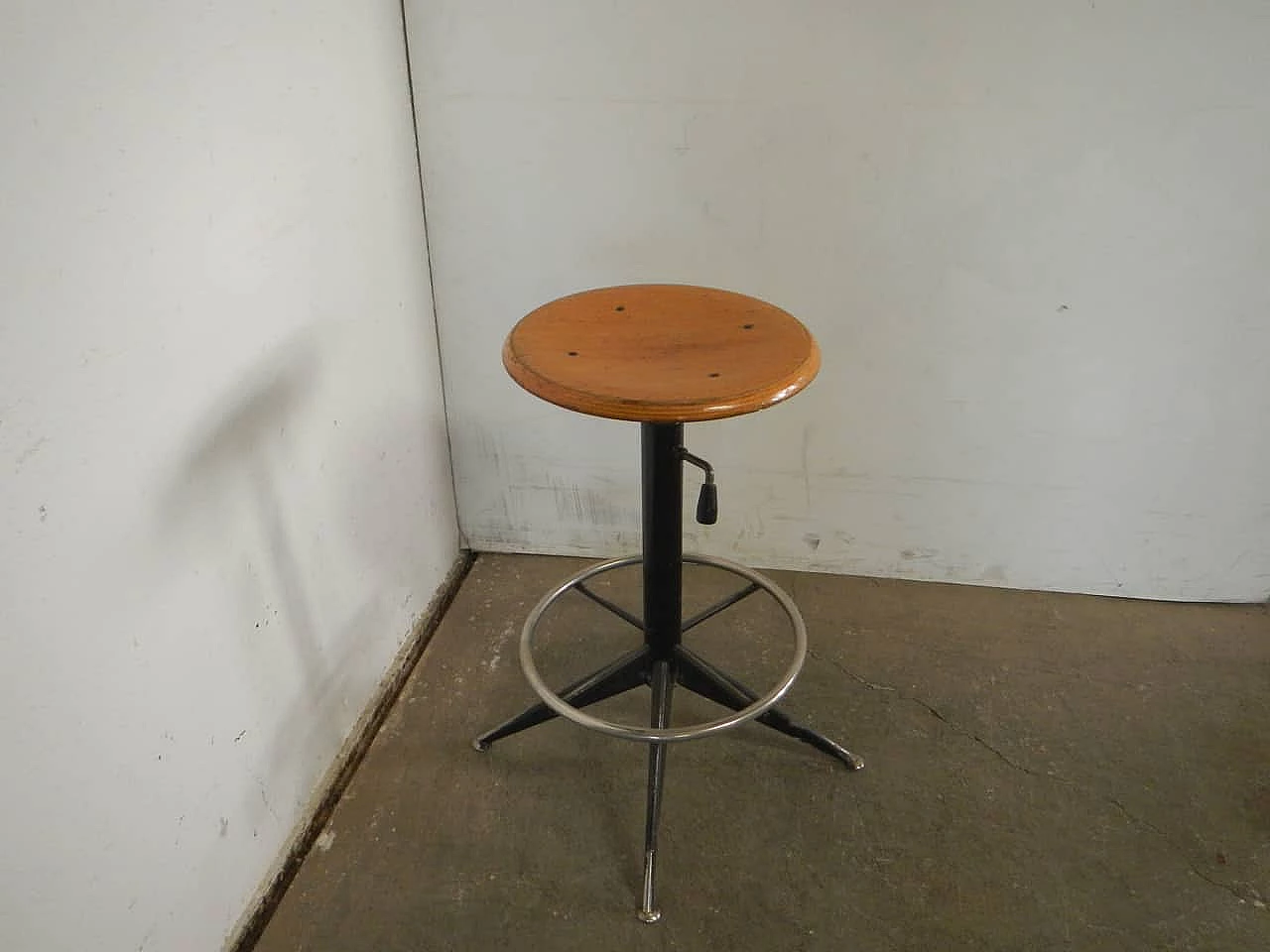 Sgabello regolabile in metallo con seduta in faggio, anni '70 3