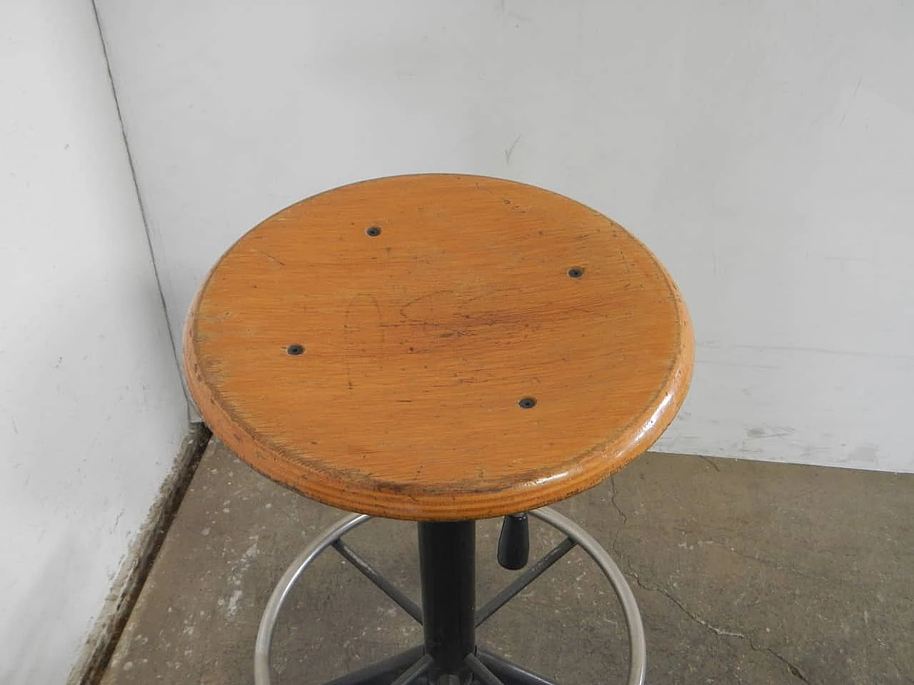 Sgabello regolabile in metallo con seduta in faggio, anni '70 4
