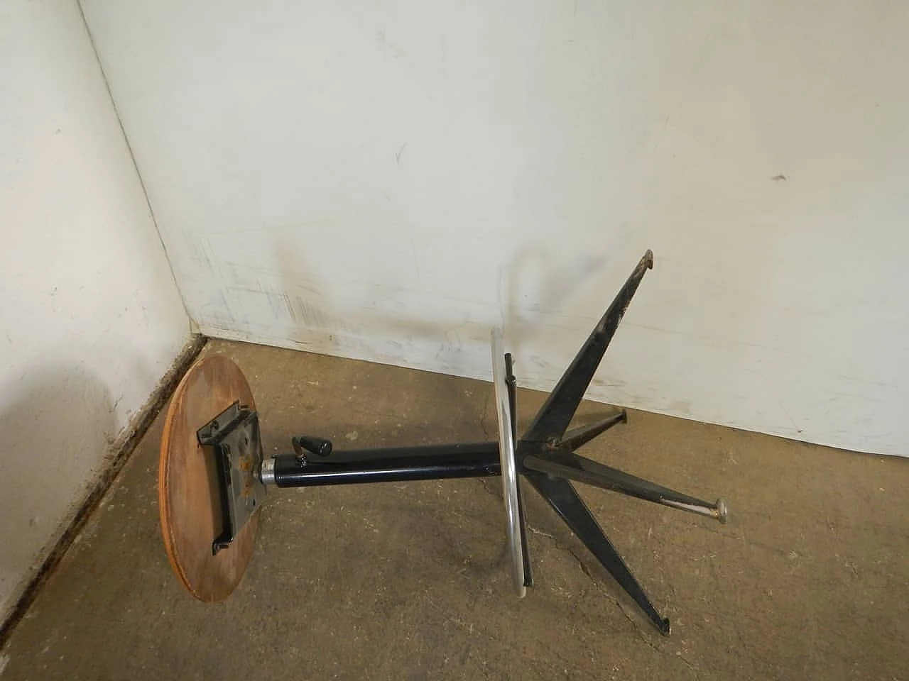 Sgabello regolabile in metallo con seduta in faggio, anni '70 5