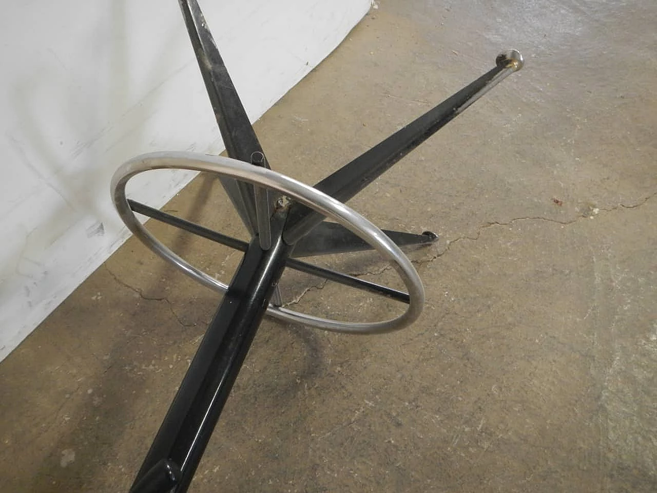 Sgabello regolabile in metallo con seduta in faggio, anni '70 6