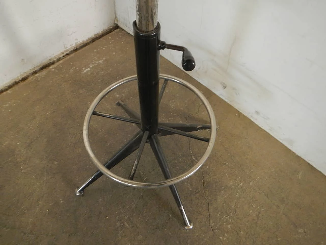 Sgabello regolabile in metallo con seduta in faggio, anni '70 7
