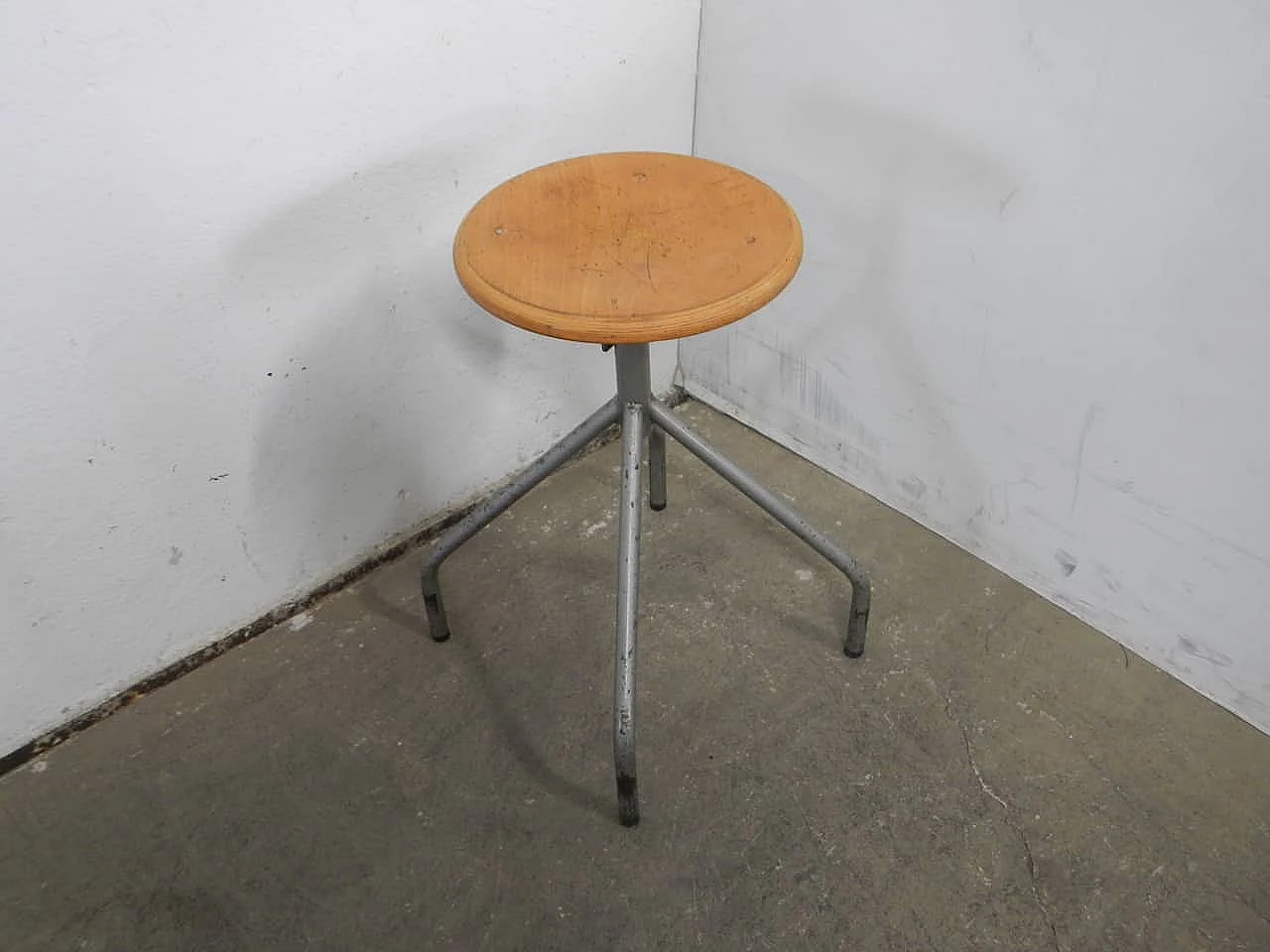 Sgabello regolabile in metallo e faggio con quattro piedi, anni '70 1