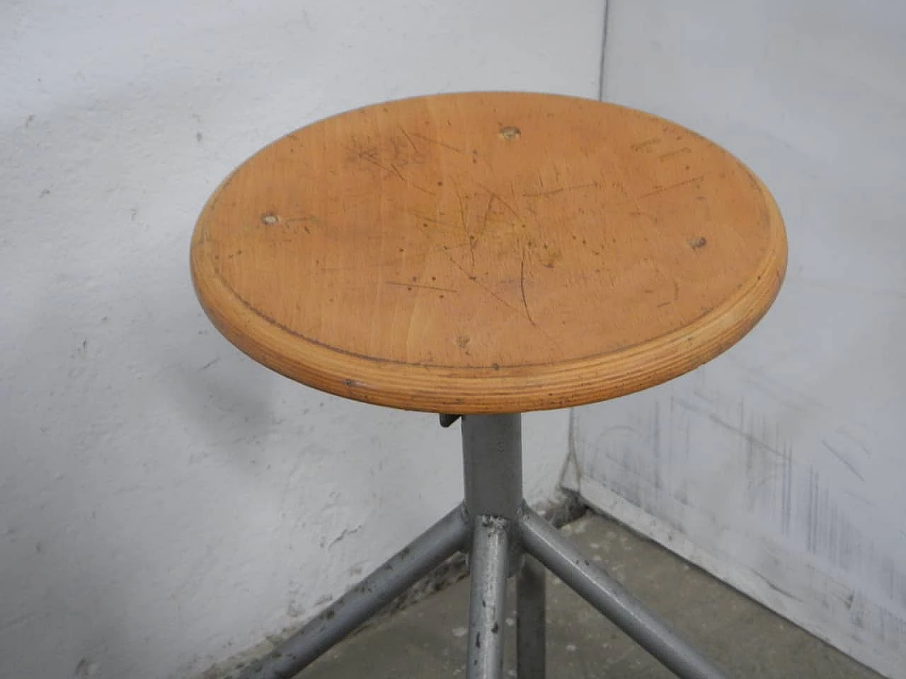 Sgabello regolabile in metallo e faggio con quattro piedi, anni '70 2