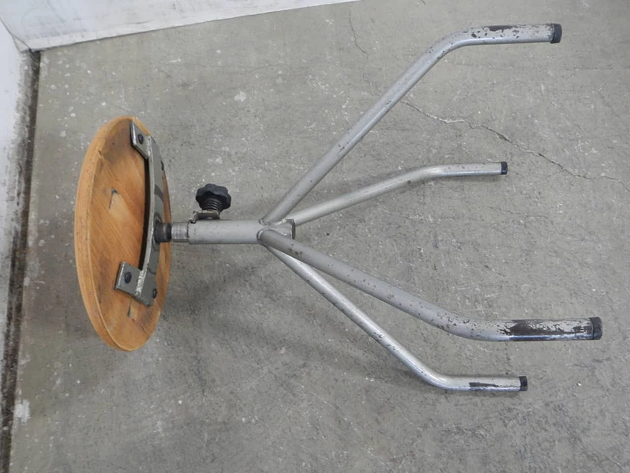 Sgabello regolabile in metallo e faggio con quattro piedi, anni '70 3