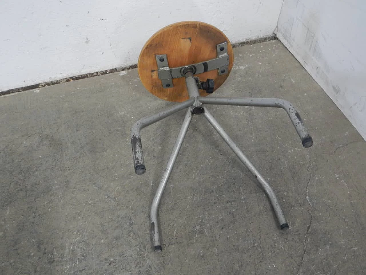 Sgabello regolabile in metallo e faggio con quattro piedi, anni '70 4