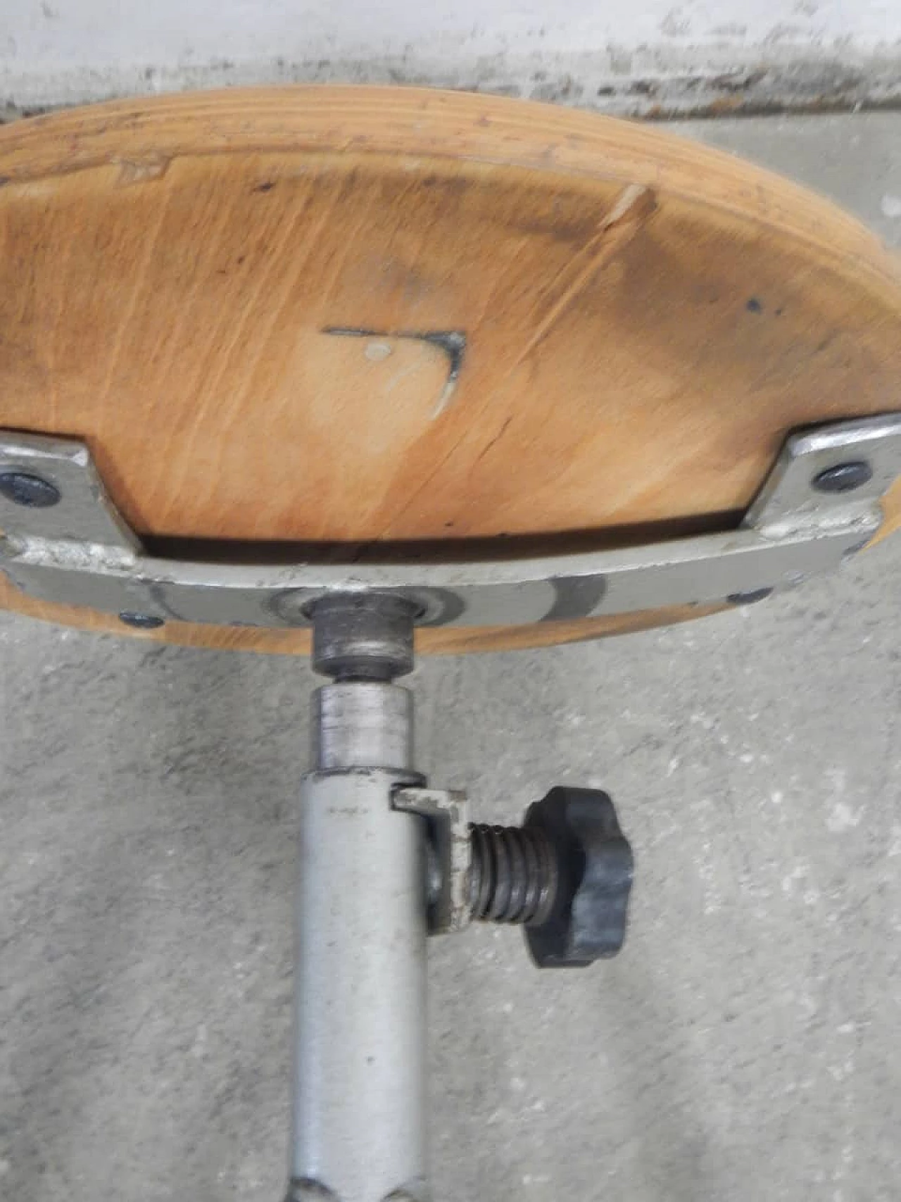 Sgabello regolabile in metallo e faggio con quattro piedi, anni '70 5