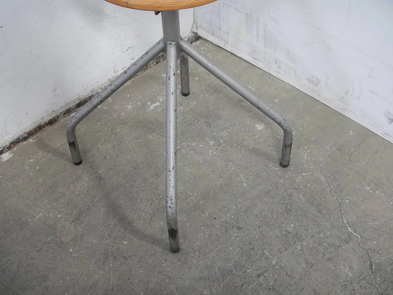Sgabello regolabile in metallo e faggio con quattro piedi, anni '70 6