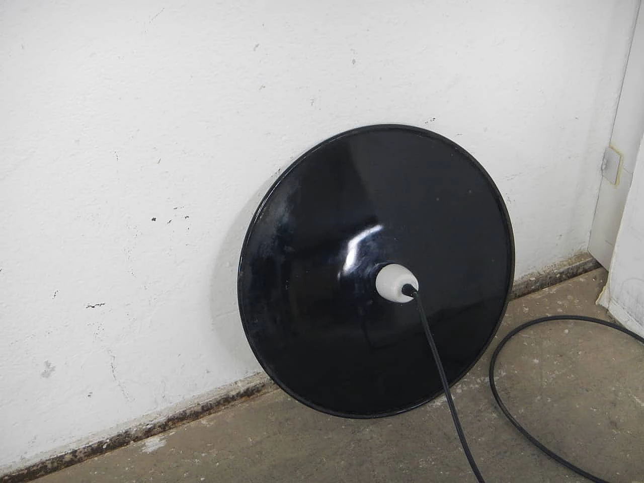 Lampadario a piatto in metallo  e ceramica, anni '60 1