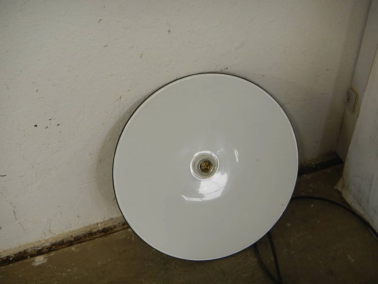 Lampadario a piatto in metallo  e ceramica, anni '60 2