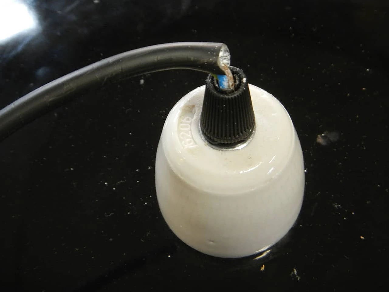 Lampadario a piatto in metallo  e ceramica, anni '60 4