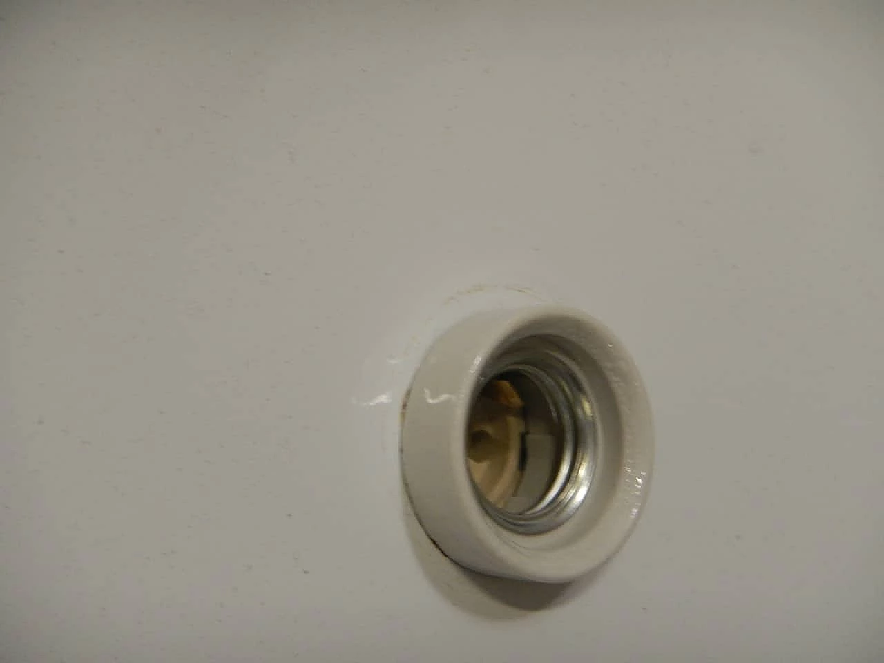 Lampadario a piatto in metallo  e ceramica, anni '60 8