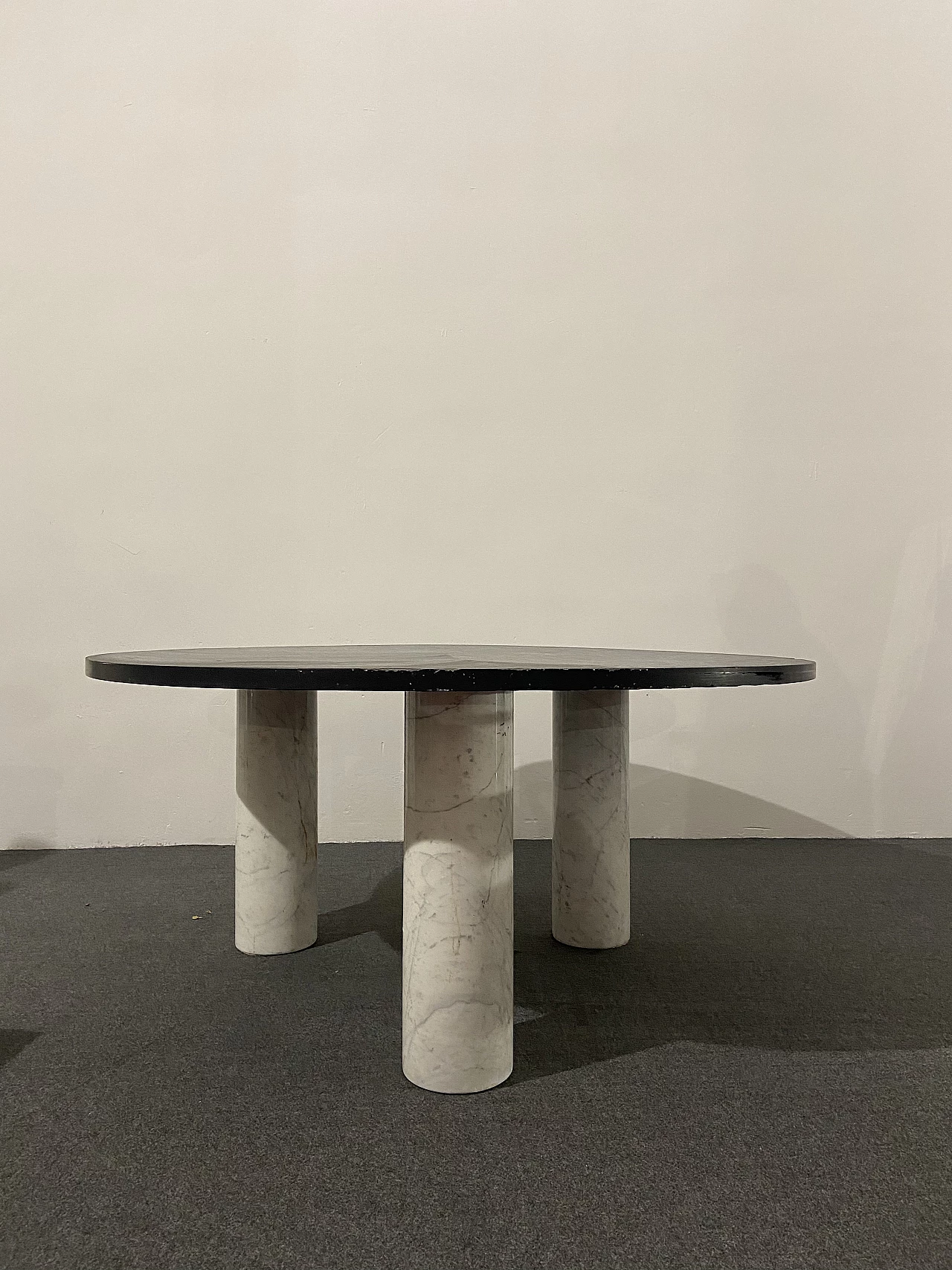 Round table with white Carrara marble base and slate top, 1970s 1
