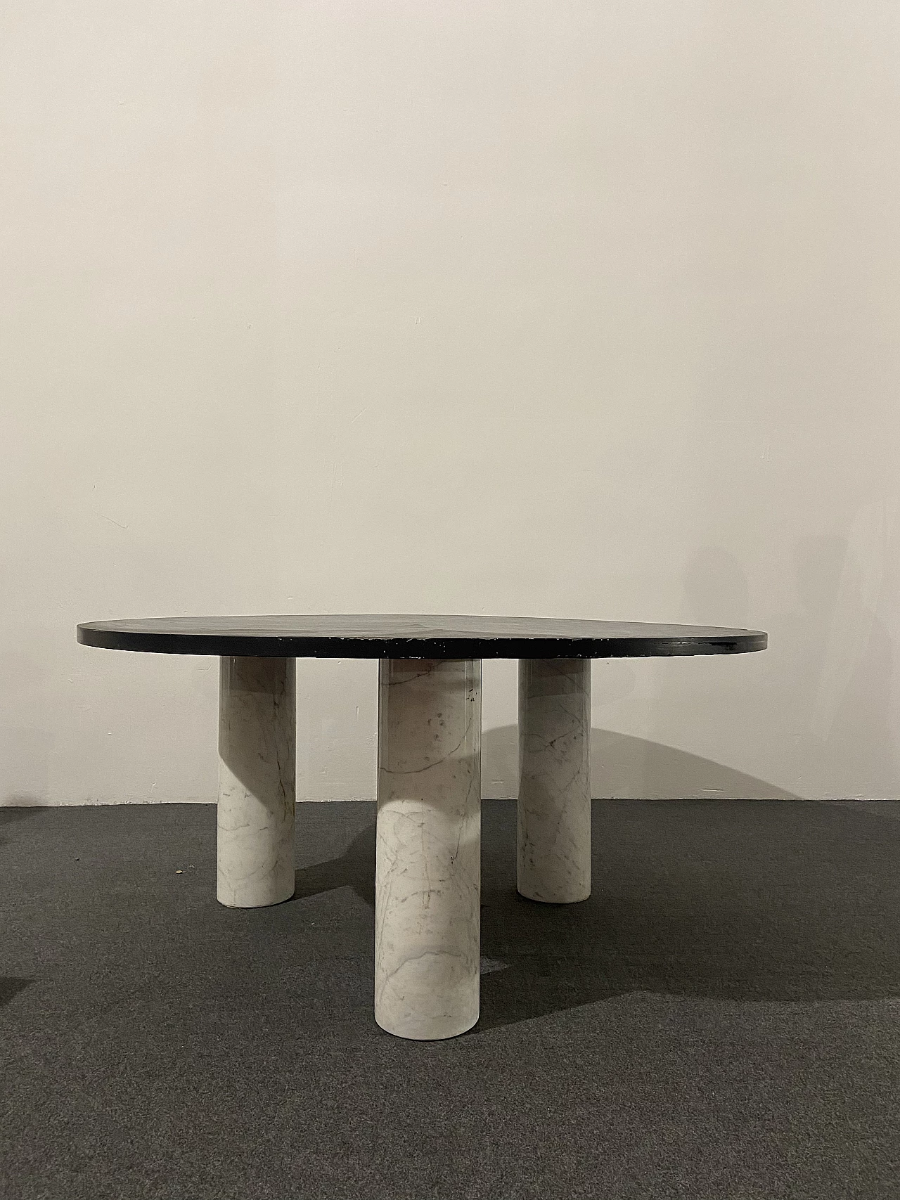 Round table with white Carrara marble base and slate top, 1970s 2