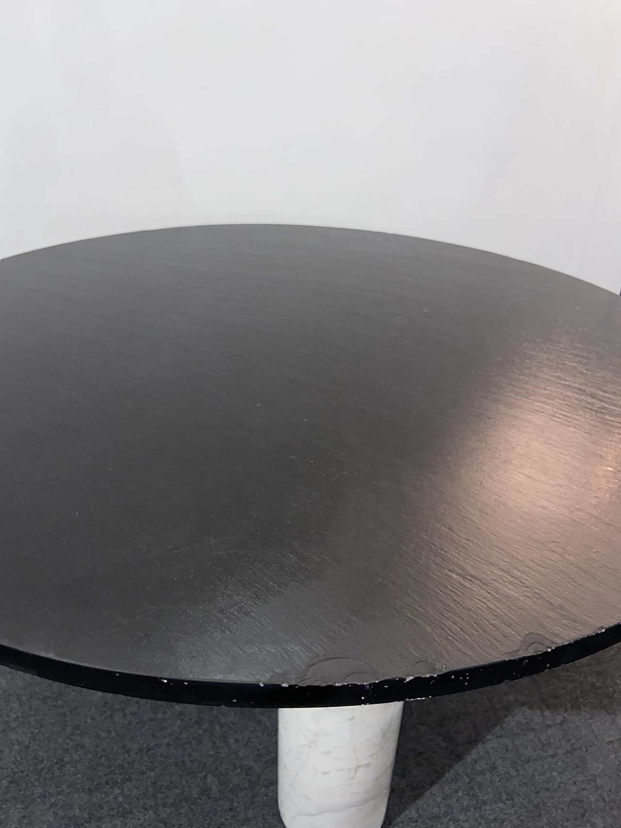 Round table with white Carrara marble base and slate top, 1970s 3