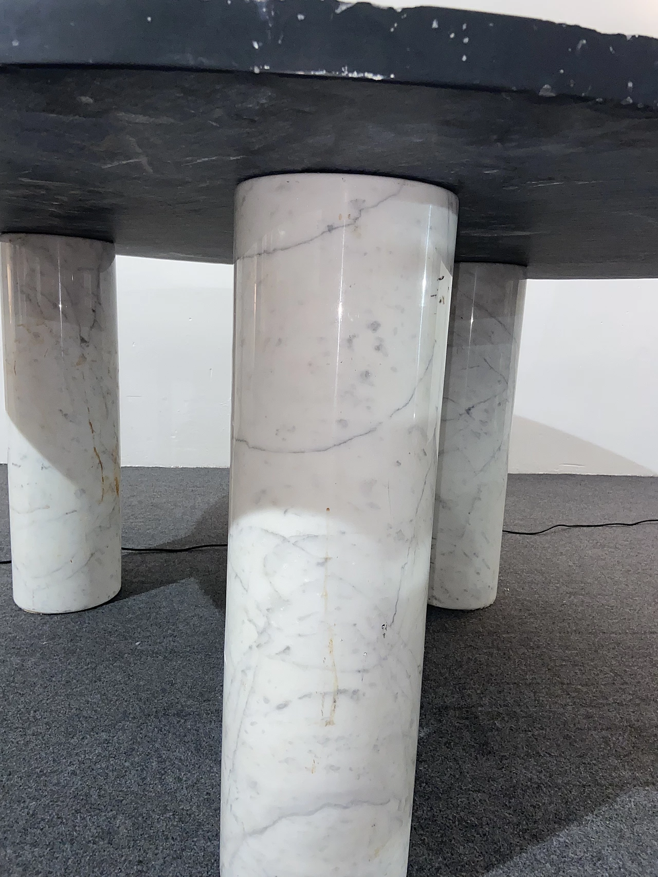 Tavolo rotondo con base in marmo bianco di Carrara e piano in ardesia, anni '70 4