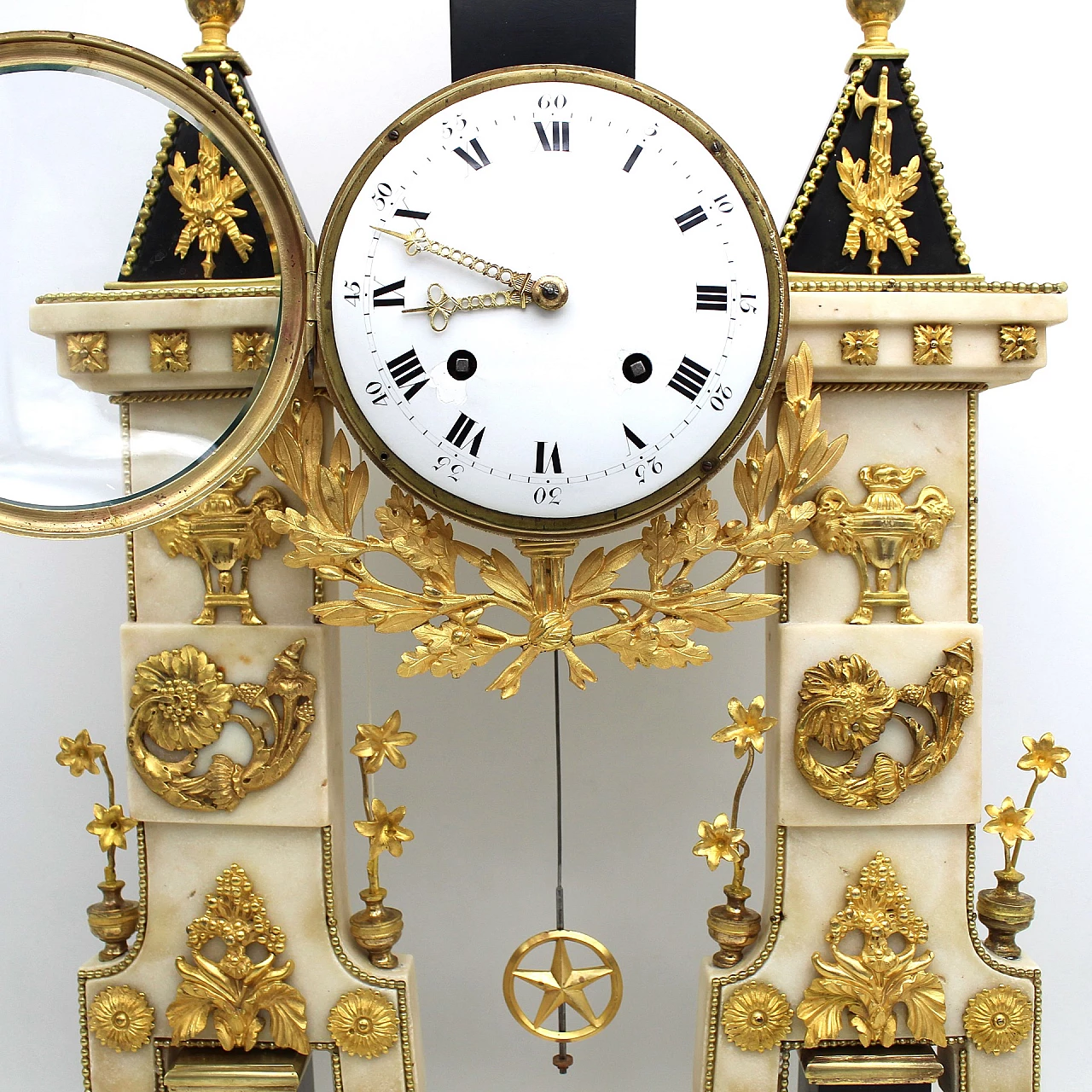 Orologio a pendolo da tavolo Luigi XVI in bronzo e marmo, fine '700 9