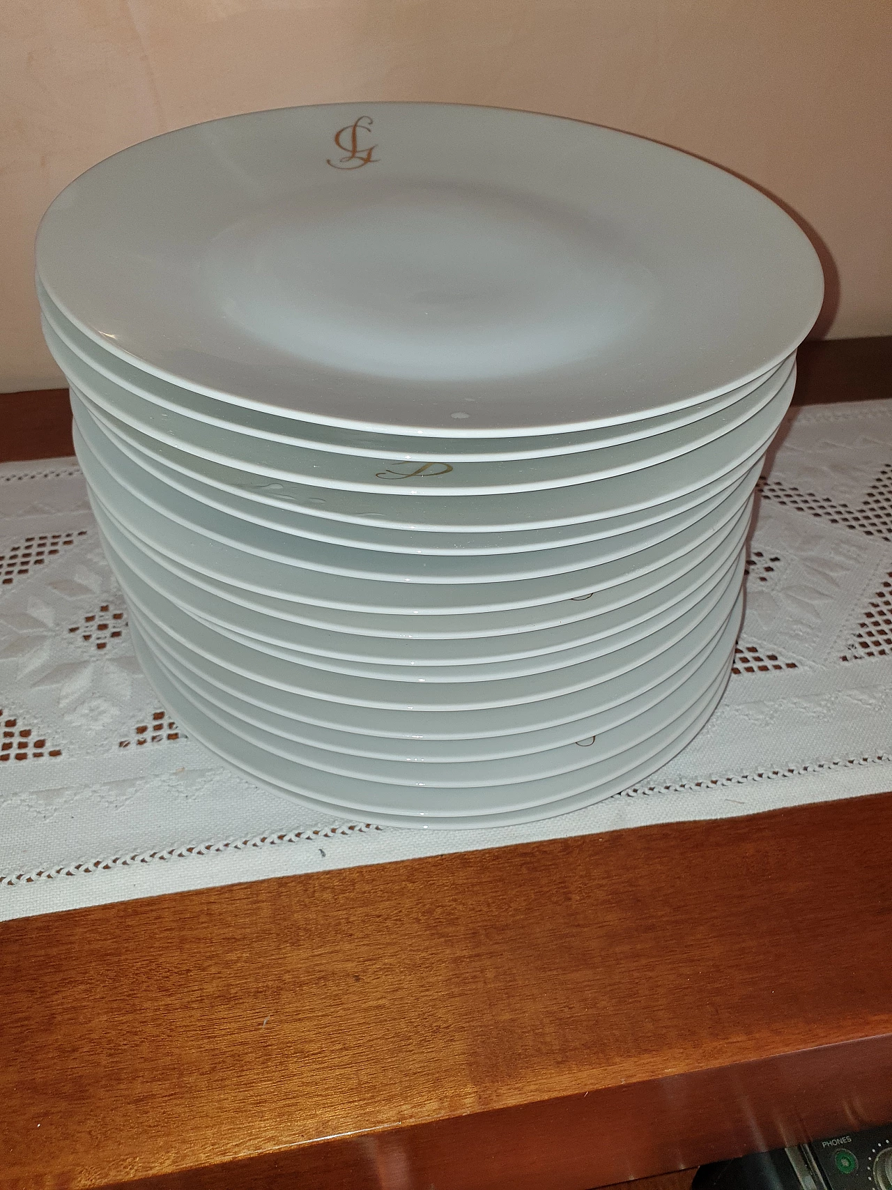 Hutschenreuther white porcelain dinner service with pure gold initials, 1960s 1