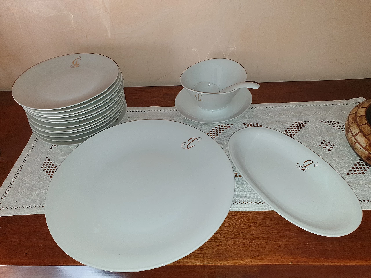 Hutschenreuther white porcelain dinner service with pure gold initials, 1960s 3