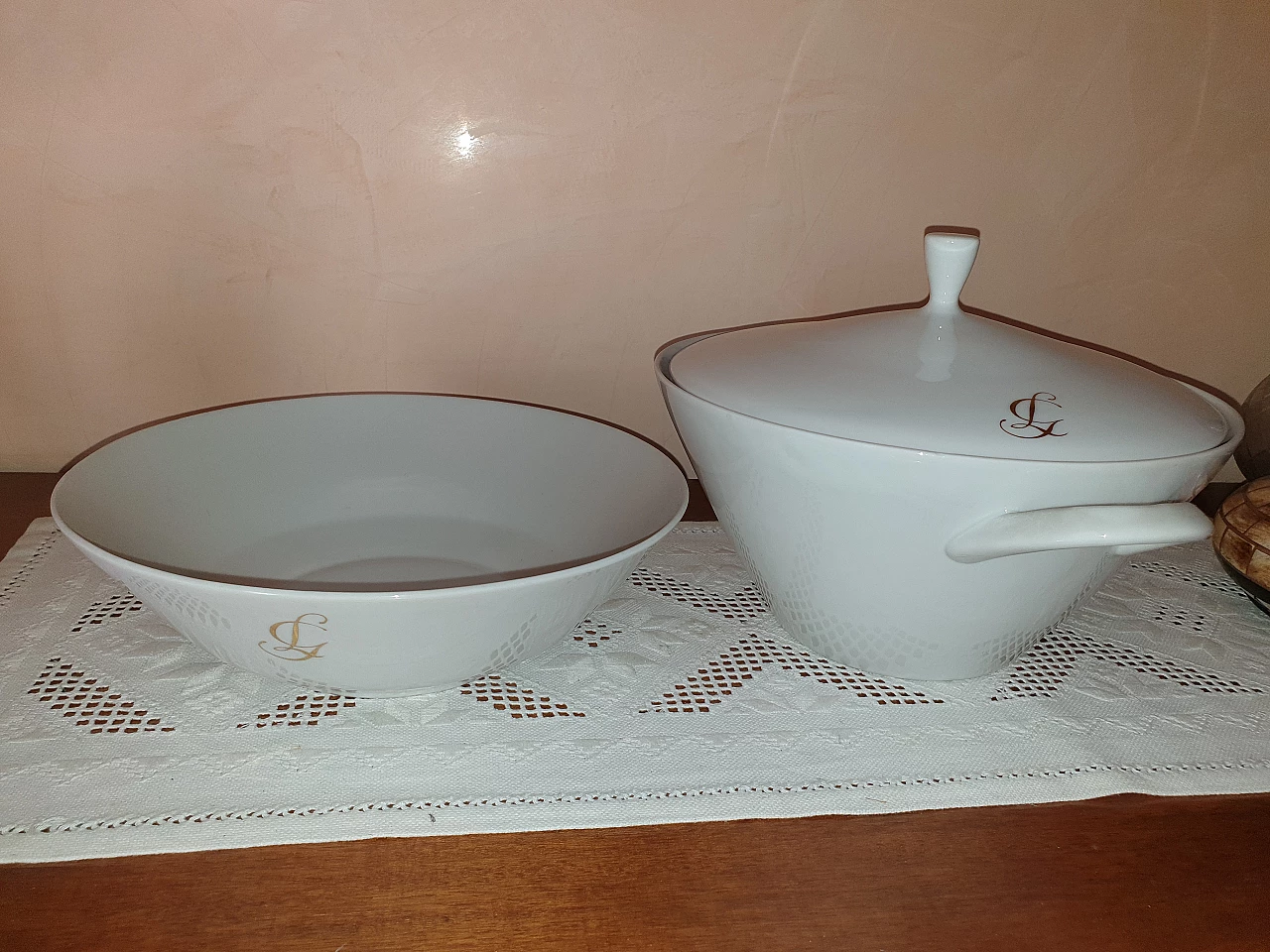 Hutschenreuther white porcelain dinner service with pure gold initials, 1960s 4