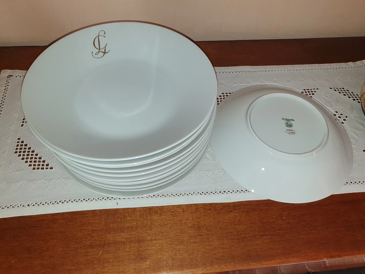 Hutschenreuther white porcelain dinner service with pure gold initials, 1960s 5