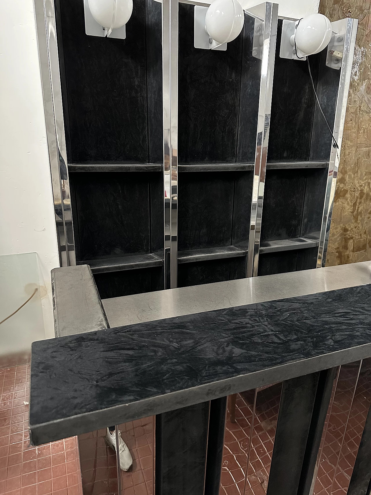 Mobile bar in acciaio e tessuto con coppia di sgabelli di Willy Rizzo, anni '70 3