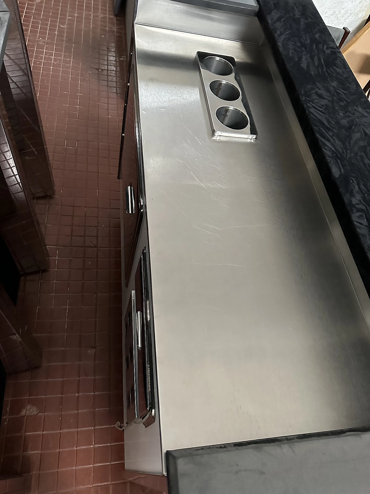 Mobile bar in acciaio e tessuto con coppia di sgabelli di Willy Rizzo, anni '70 4