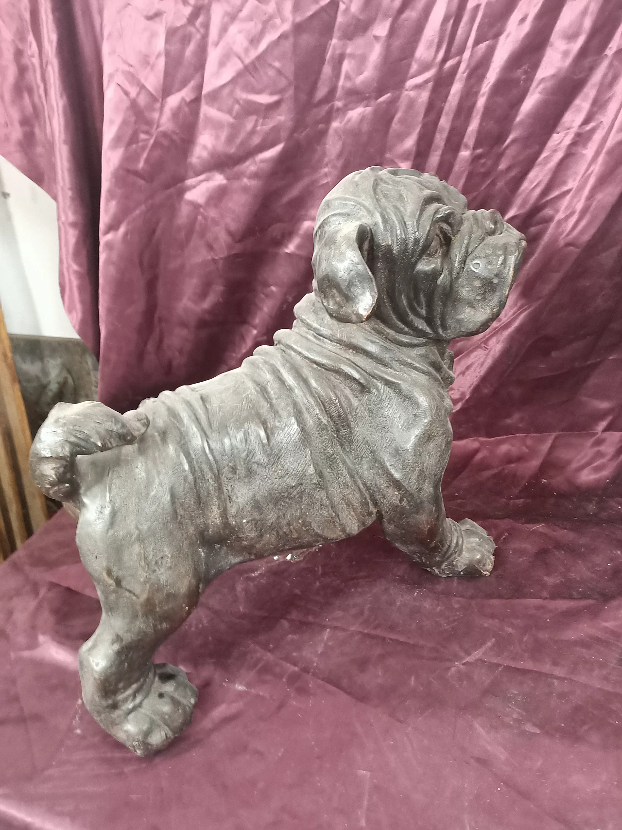 Scultura di bulldog inglese in bronzo brunito 2