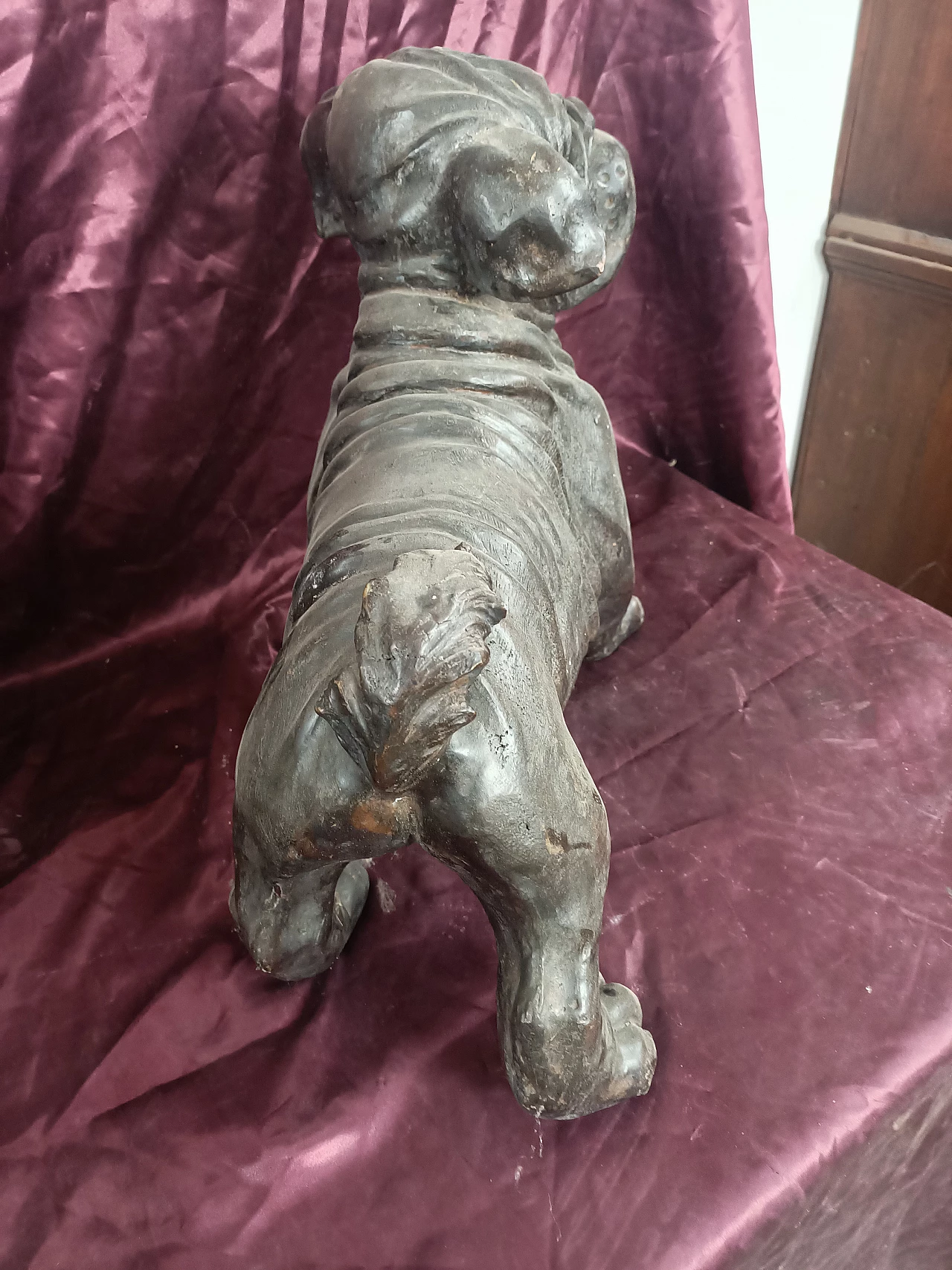 Scultura di bulldog inglese in bronzo brunito 3
