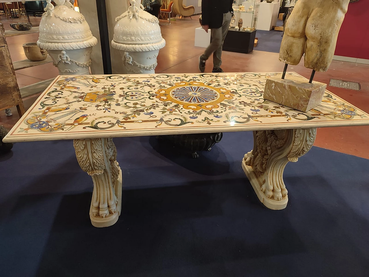 Tavolo in marmo intarsiato con basi in marmo Thassos, inizio '800 2