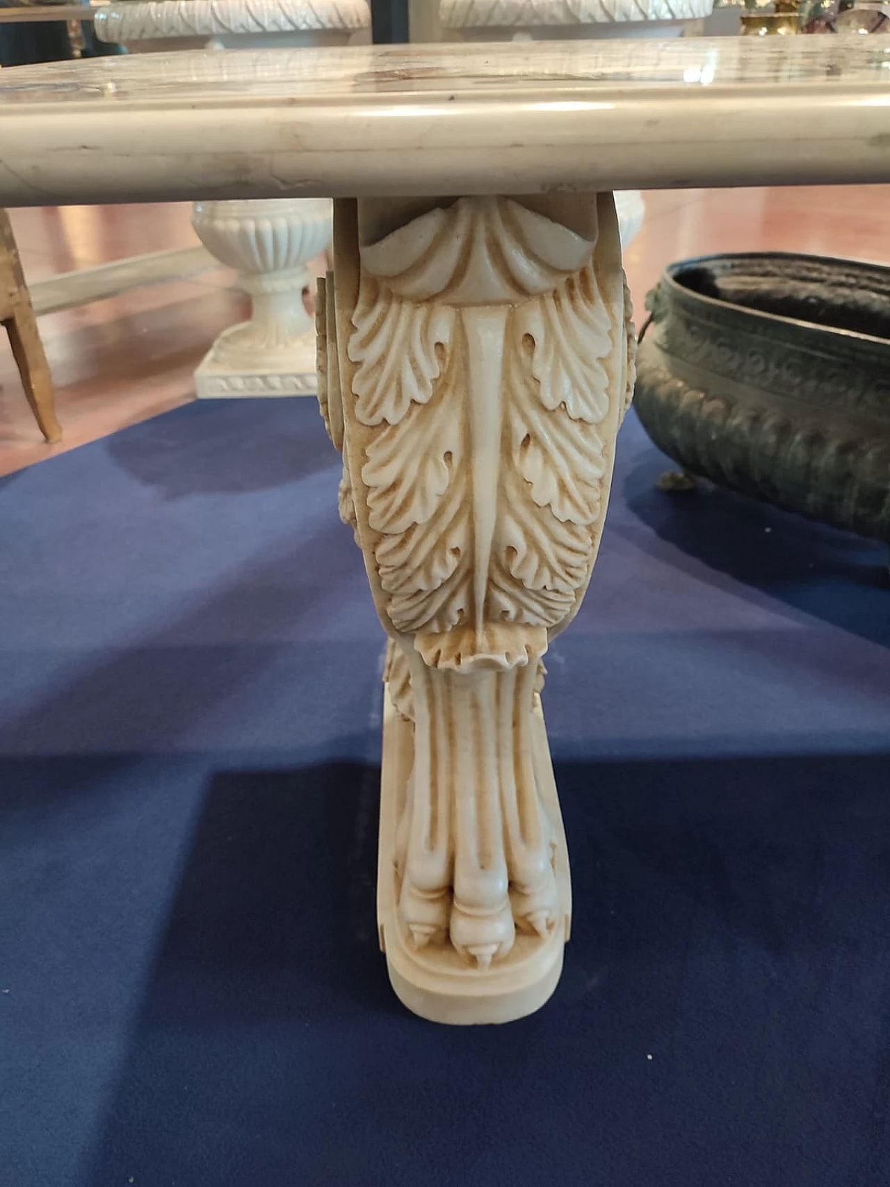 Tavolo in marmo intarsiato con basi in marmo Thassos, inizio '800 4