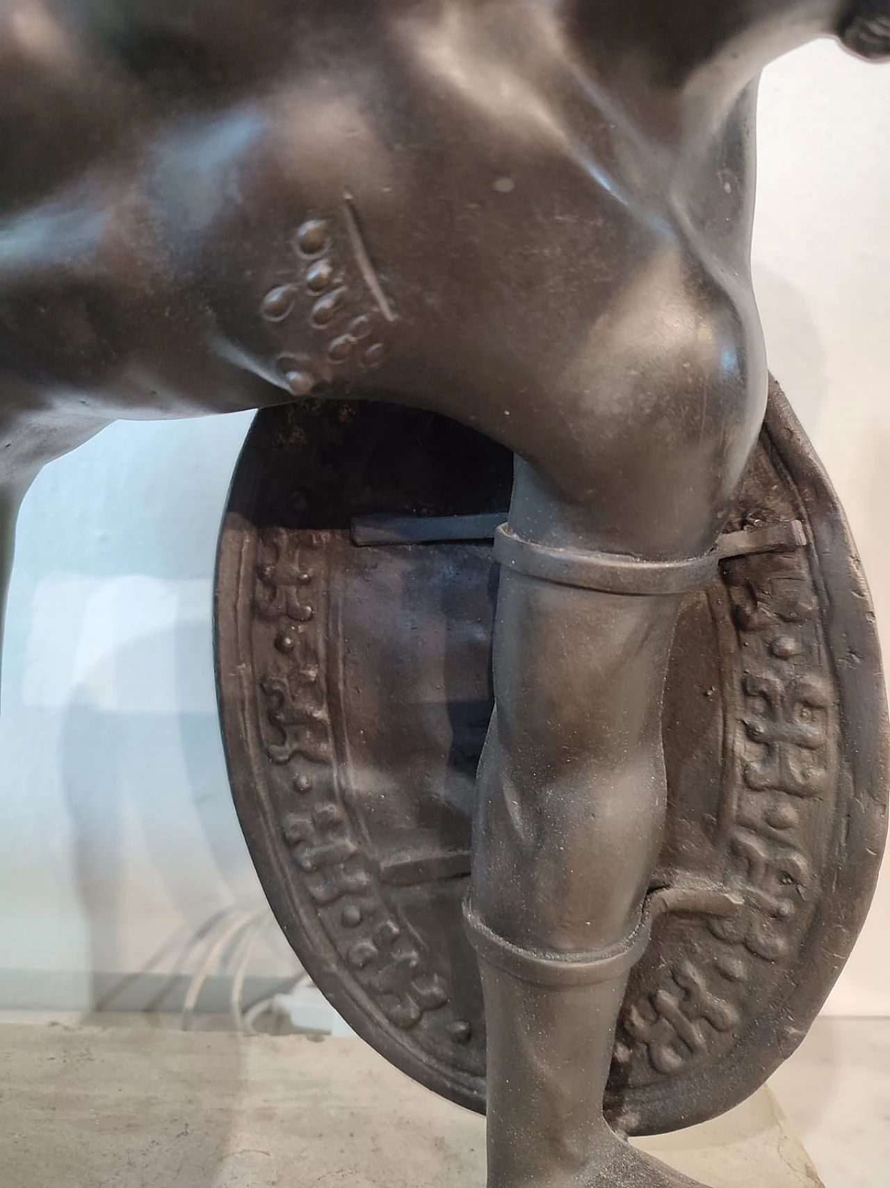 Statua in bronzo di gladiatore su base in travertino, fine '800 3