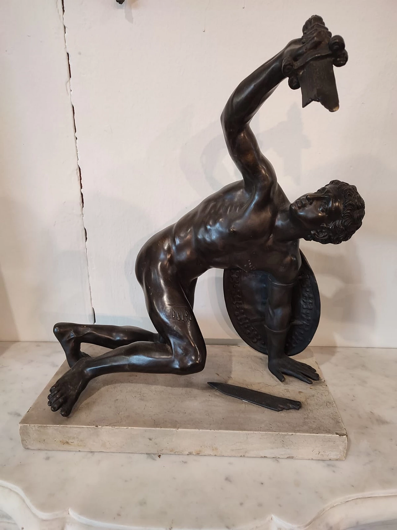Statua in bronzo di gladiatore su base in travertino, fine '800 7