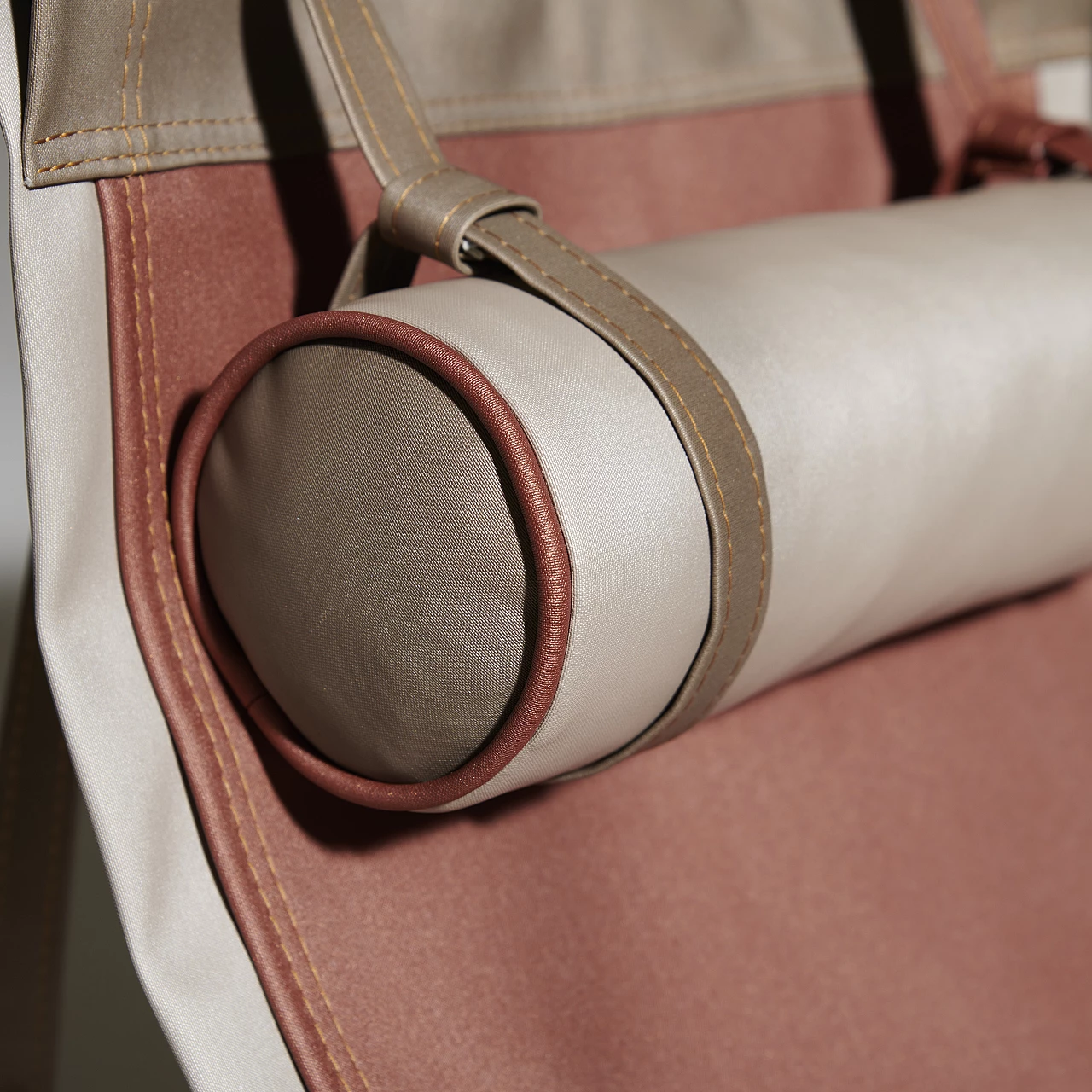 Poltrona sospesa da esterno in tessuto ecologico marrone e beige 5