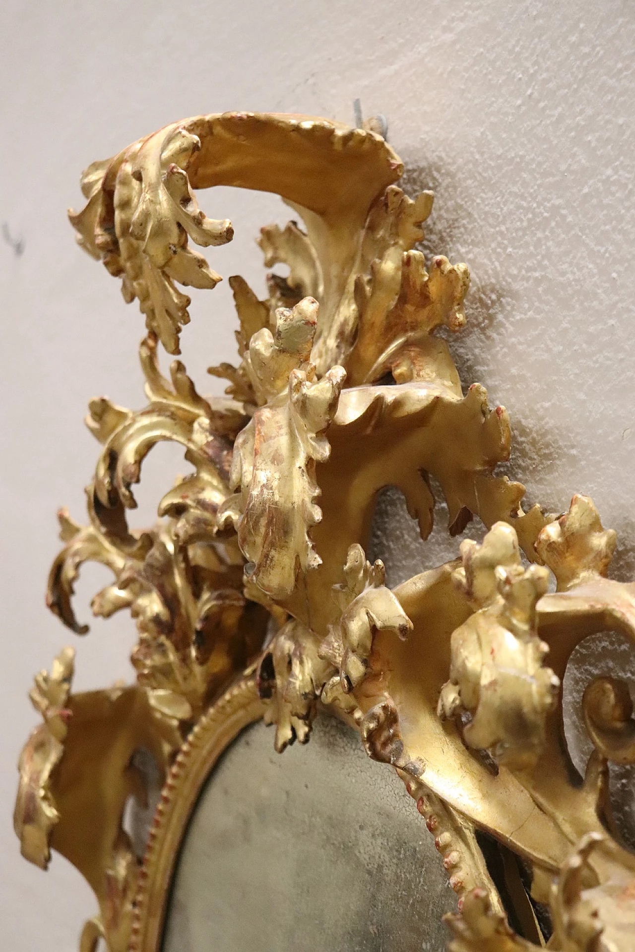 Cartoccio mirror in carved and gilded wood, 18th century 4