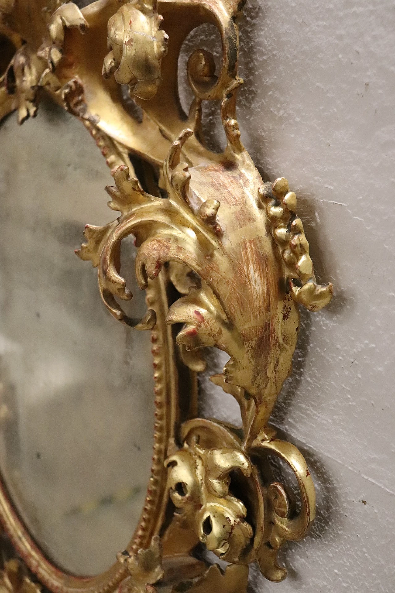 Cartoccio mirror in carved and gilded wood, 18th century 5