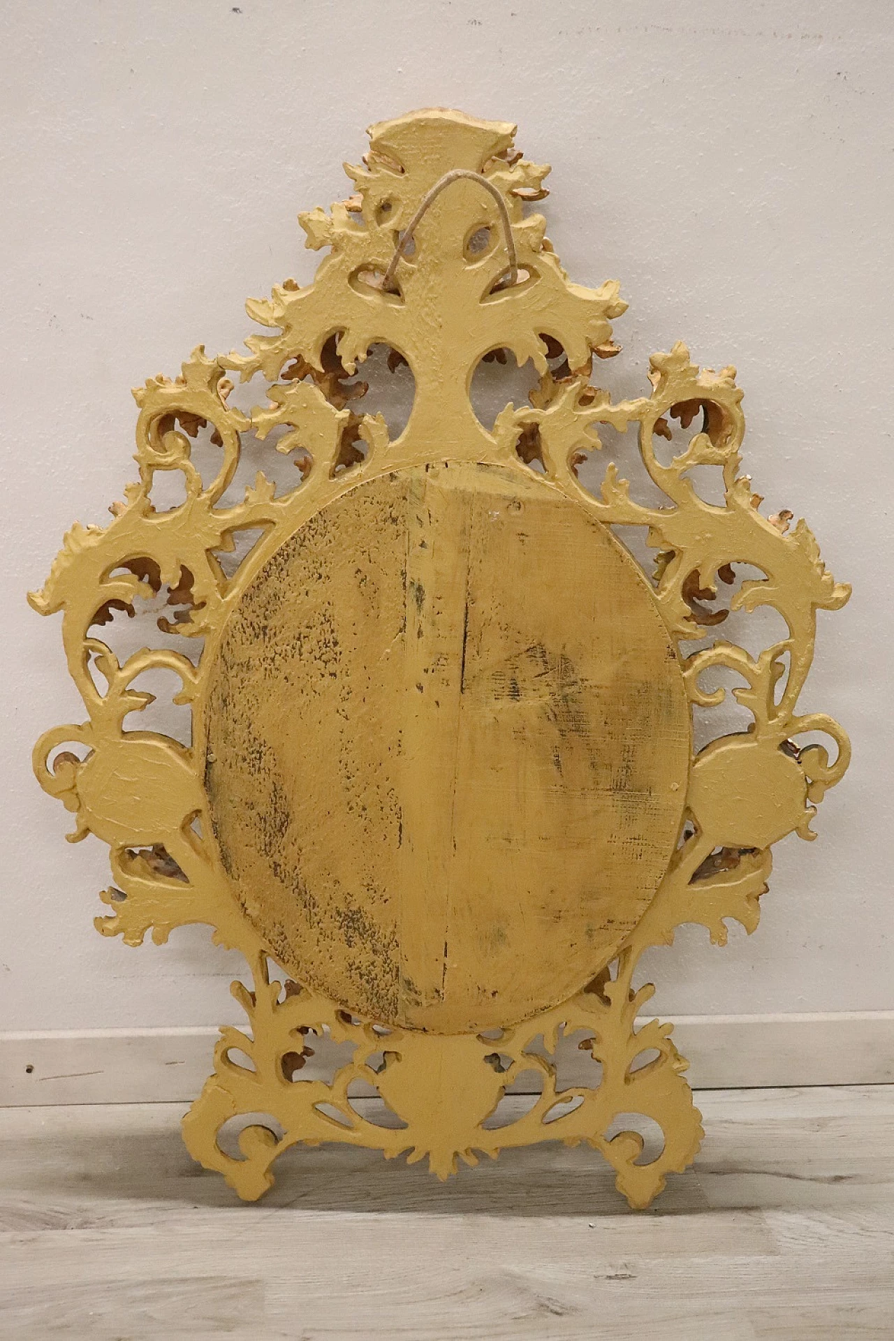 Cartoccio mirror in carved and gilded wood, 18th century 12