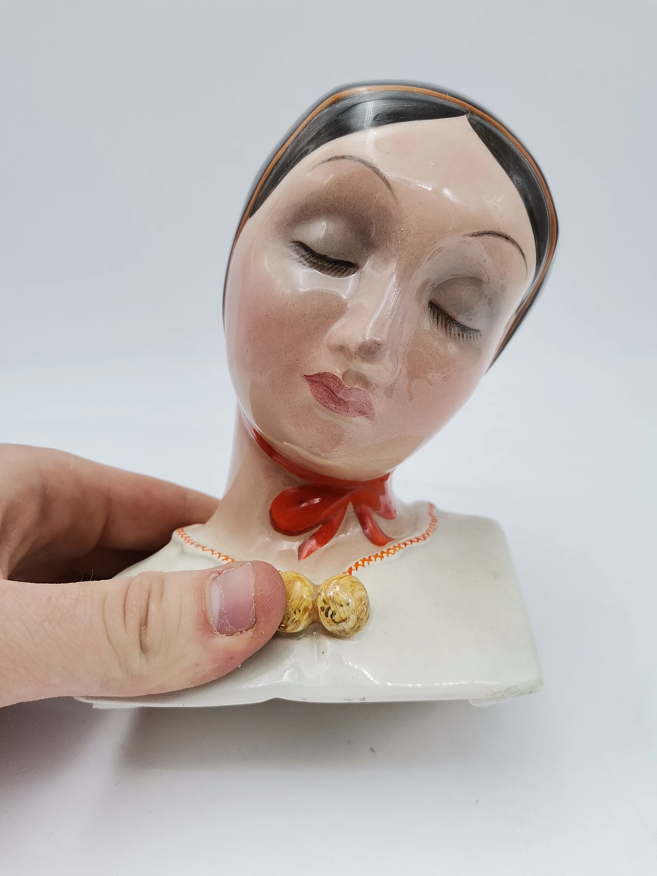 Testa di donna sarda in ceramica di C.I.A. Torino, anni '30 1