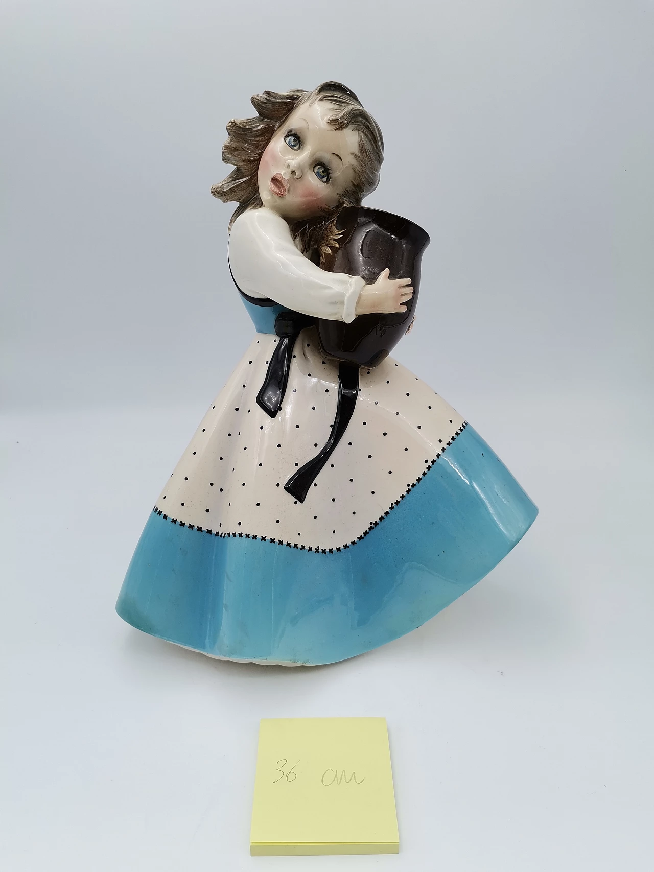 Bambina con recipiente in ceramica di VI.BI Torino, anni '50 1