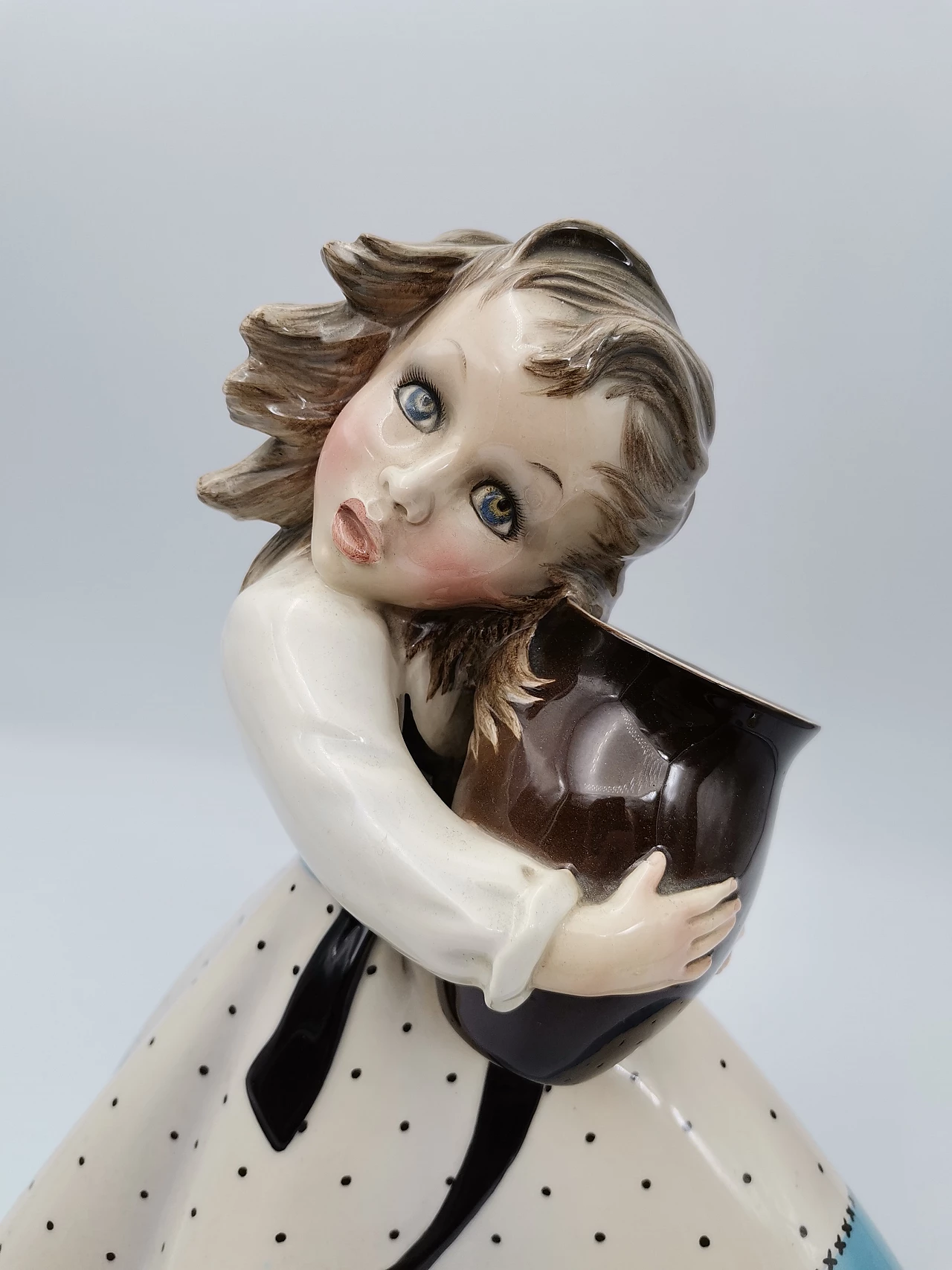 Bambina con recipiente in ceramica di VI.BI Torino, anni '50 2